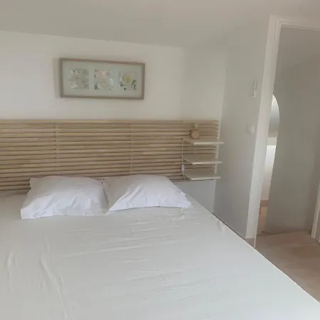 Marycel Pied Dans L Eau 12p * Roquebrune-sur-Argens